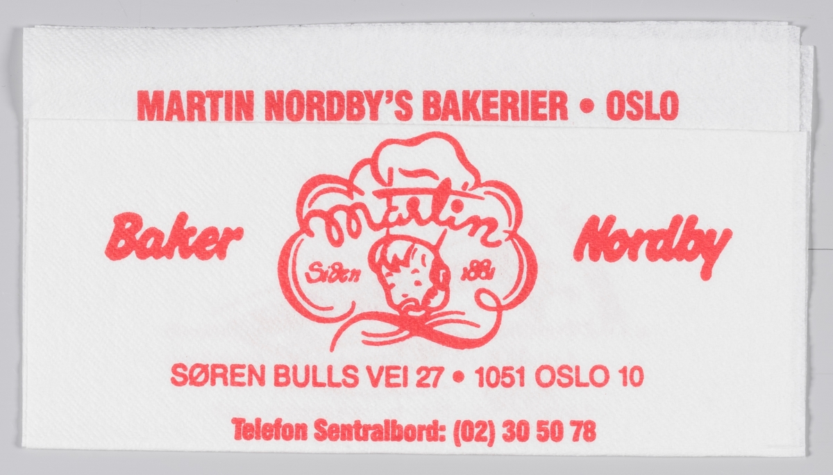 En gutt med kokkehatt og en reklametekst for Baker Martin Nordby i Oslo.

Martin Nordby åpnet sitt bakeri på Tøyen i Oslo 1881. Martin Nordby er i dag en avdeling av Bakehuset Møllhausen.

Samme reklametekst på MIA.00007-004-0249 til MIA.00007-004-0252.