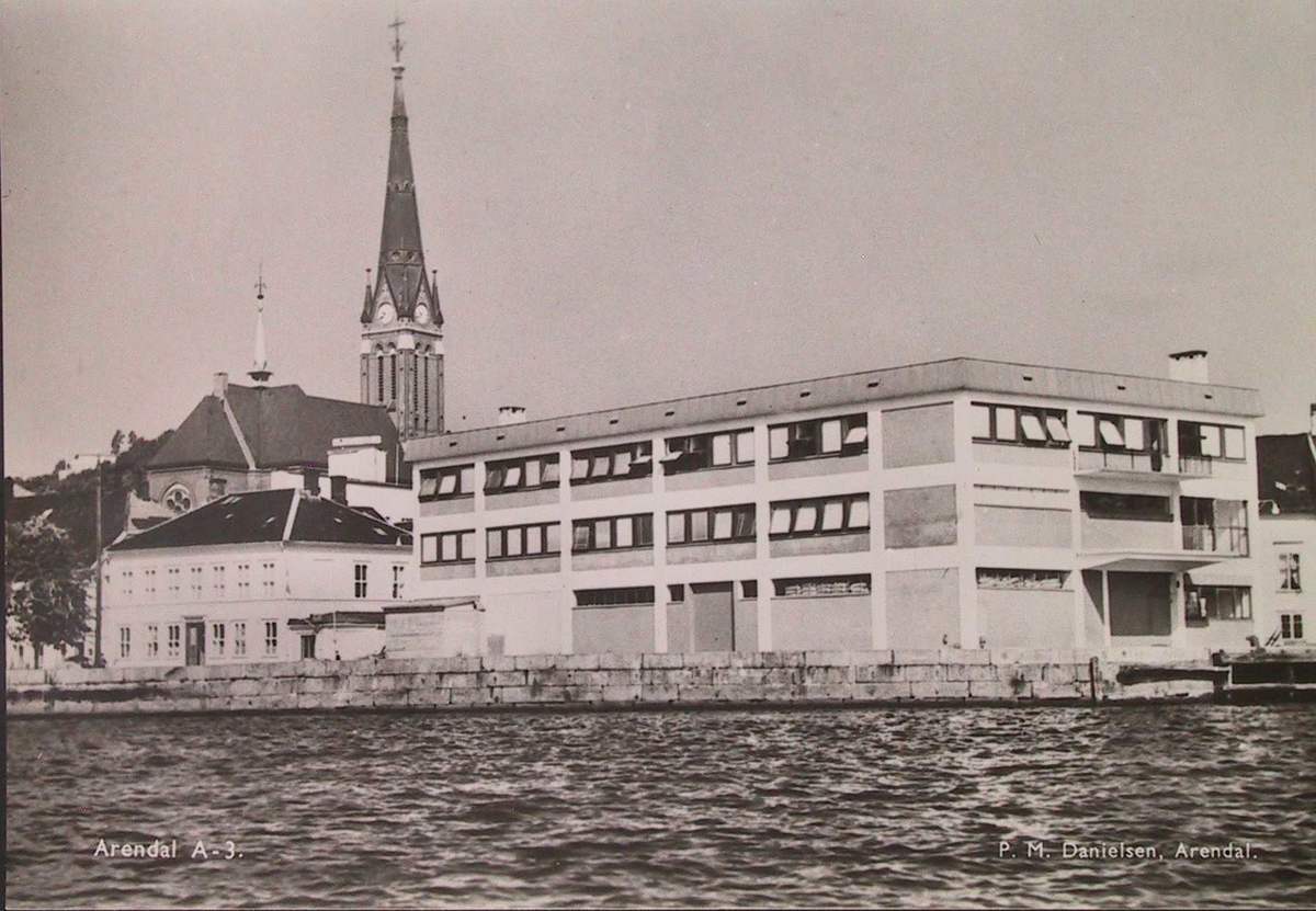 Th. Otterslands lager, bygd i 1950 årene. Tv. Teaterplassen 5. Sett fra sjøen.