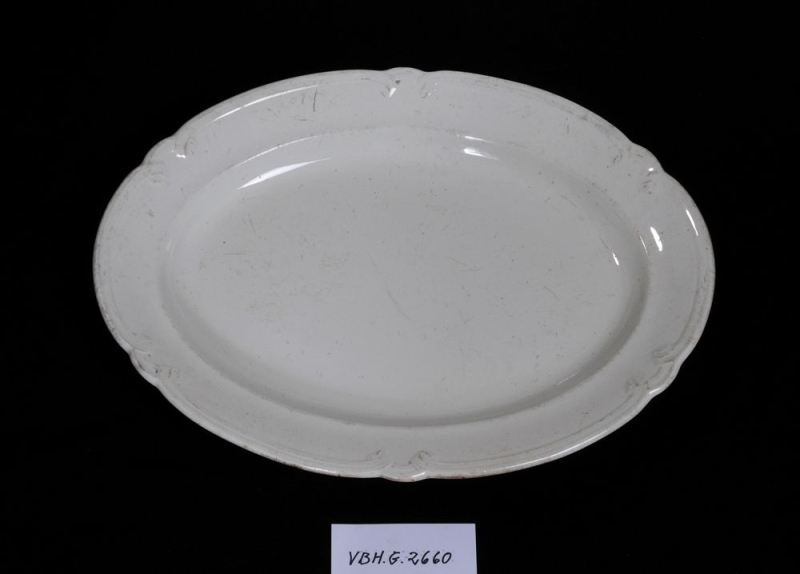 Hvitt ovalt med bord