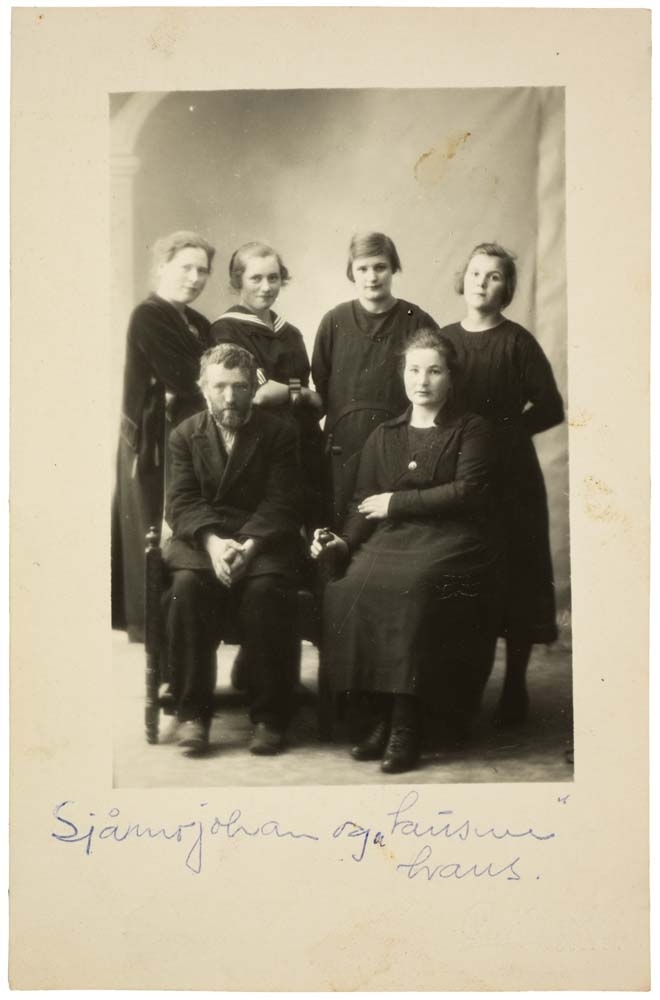 Postkort med gruppebilde av Johan Albert Sivertsen "Sjåmo-Johan" og tausene/jentene hans. Ukjent årstall.