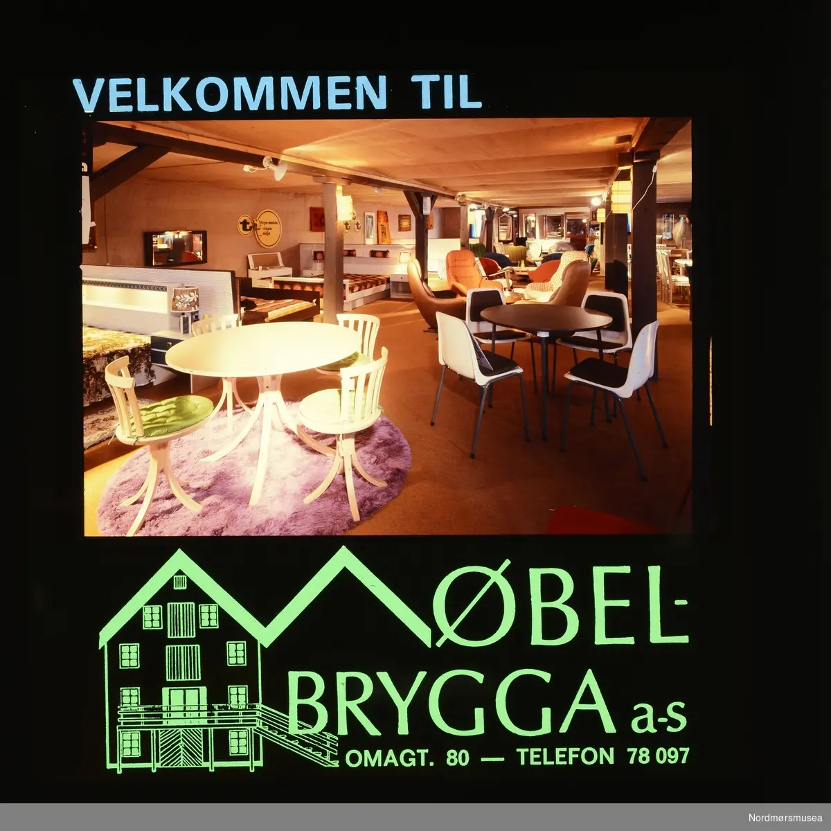 "Velkommen til Møbelbrygga a-s. Omagt. 80 - Telefon 78 097" Fra en samling med kinoreklame i Kristiansund. Giver er Erling Sæther. Fra Nordmøre museums fotosamlinger.