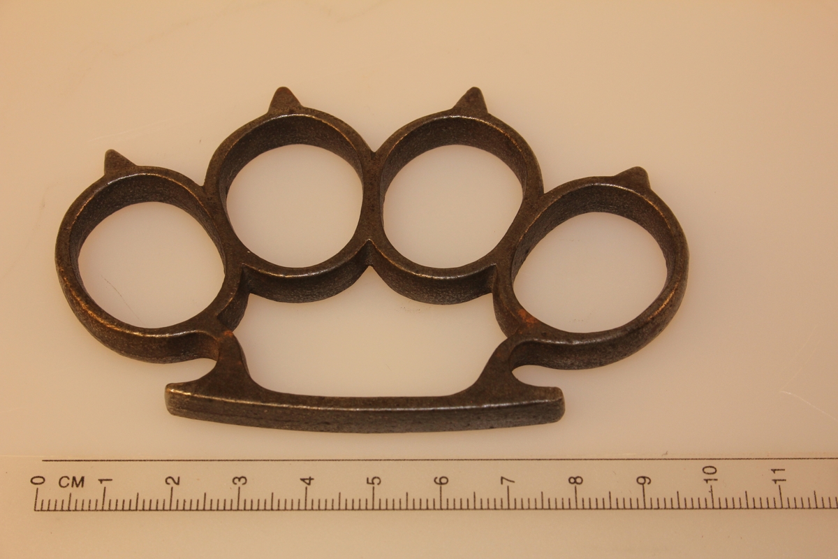 Knokejernet er bygd opp av fire ringar som ein trer på fingrane, med ei metallbøyle som ein held inne i handa.