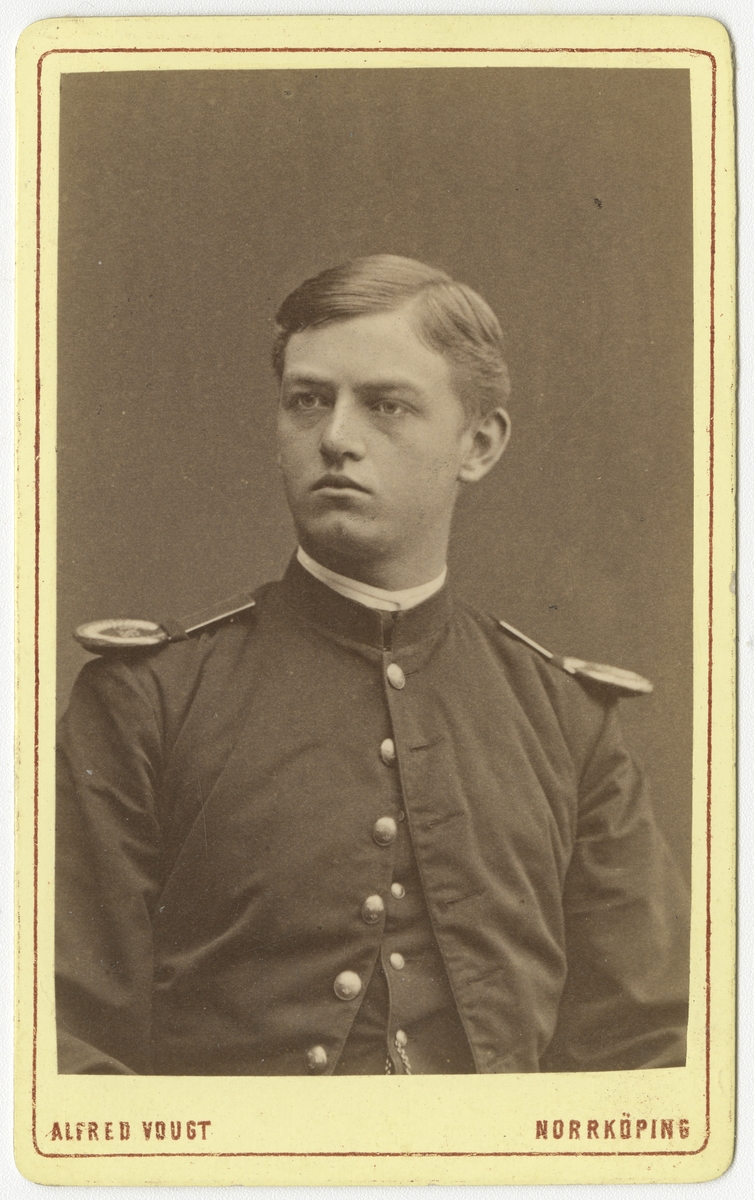 Porträtt av Carl Johan von Koch vid Krigsskolan Karlberg.

Se även bild AMA.0007709 och AMA.0008329.