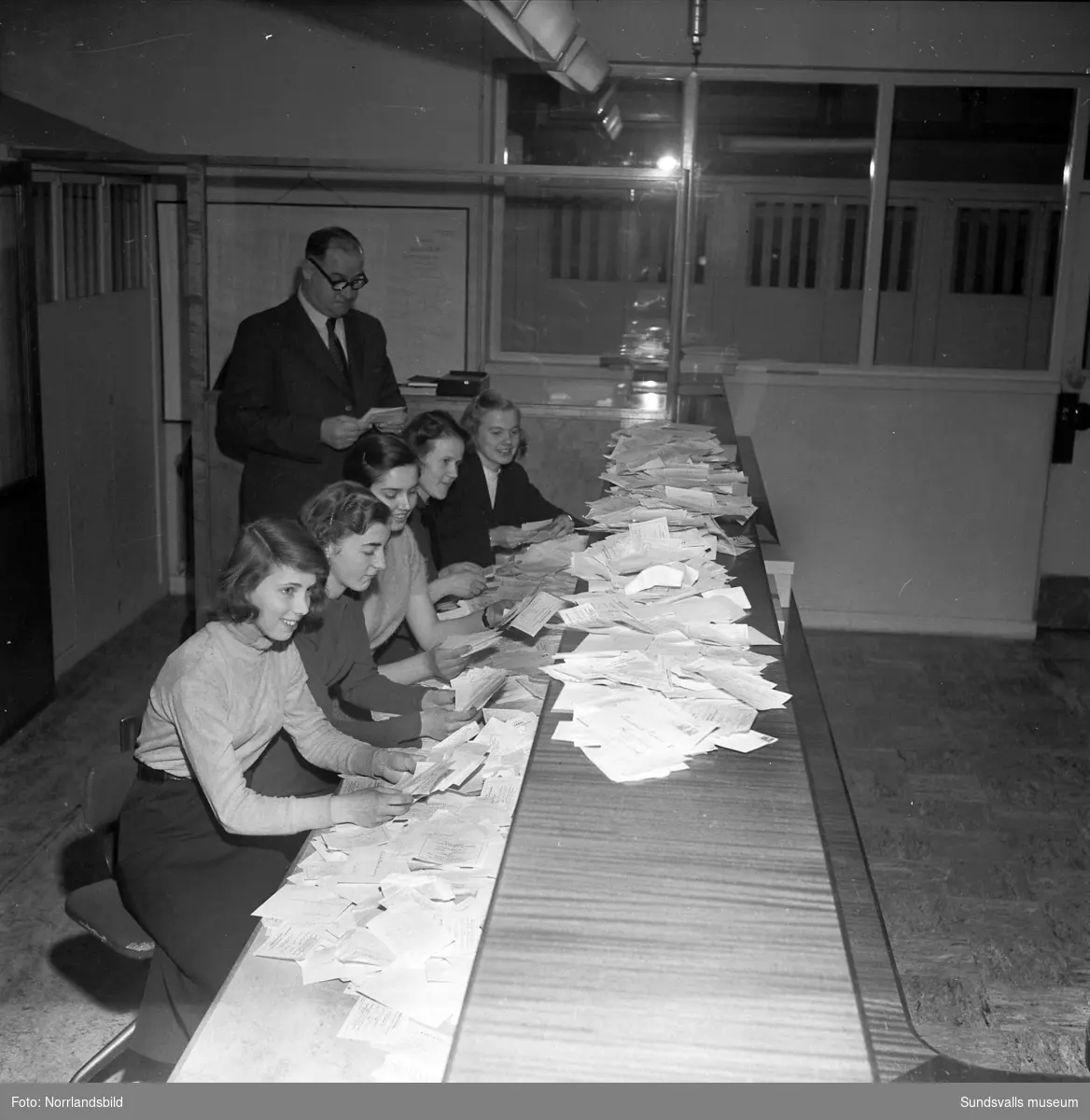 Rösträkning för att utse Medelpads lucia 1951.