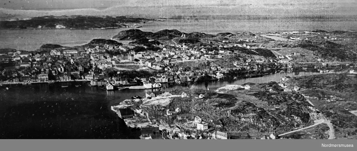 Flyfoto fra gamle Kristiansund. Gitt til Nordmøre museums fotosamlinger av Nordea Bank i Kristiansund.