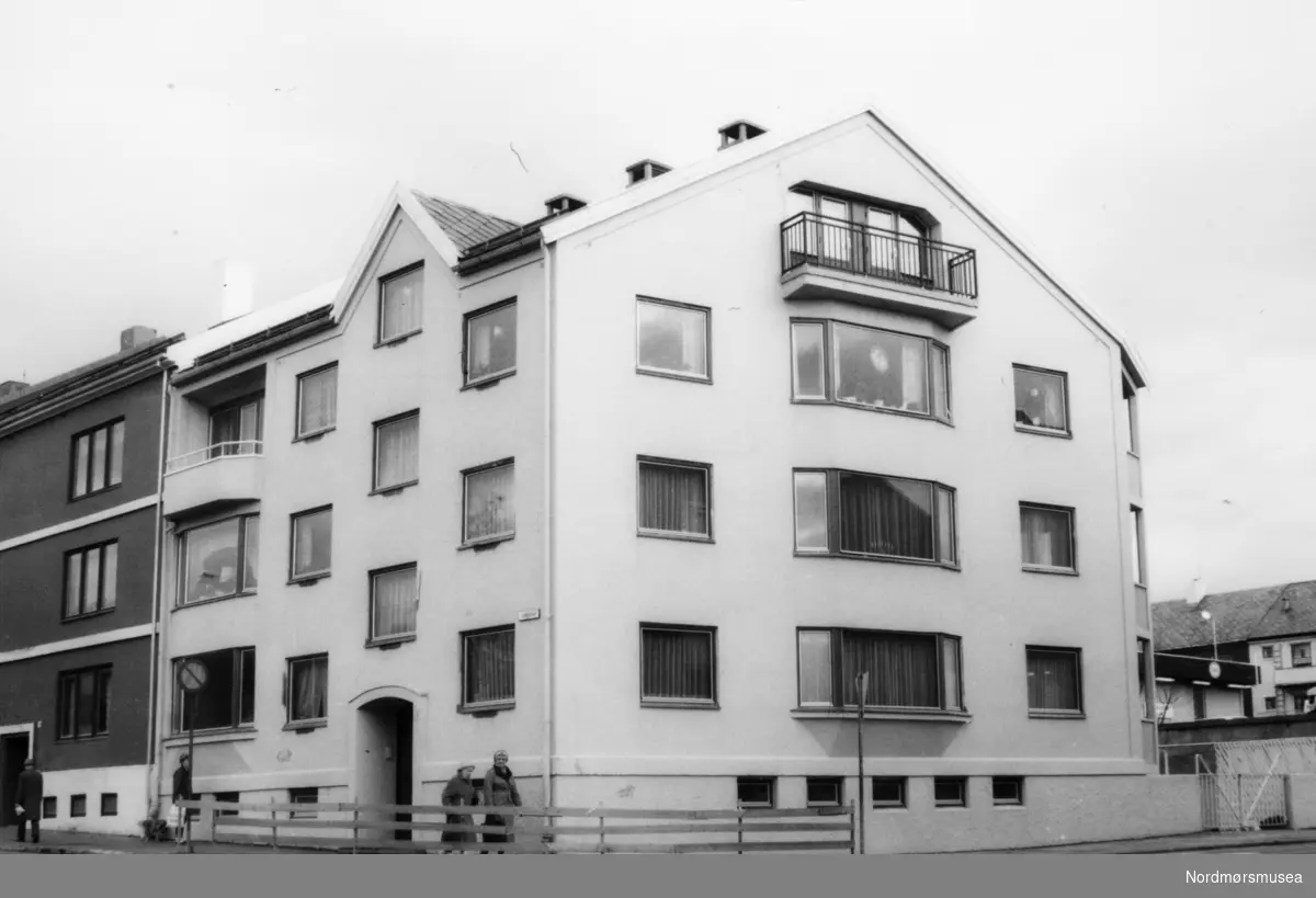 Foto fra Langveien 26 på Kirkelandet i Kristiansund. Fotoarkivet stammer fra Nordmørsposten, og inngår nå i Nordmøre museums fotosamlinger.