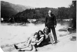 Tre kvinner og Gunnar Wikborg Vik stom står på bergene ved L