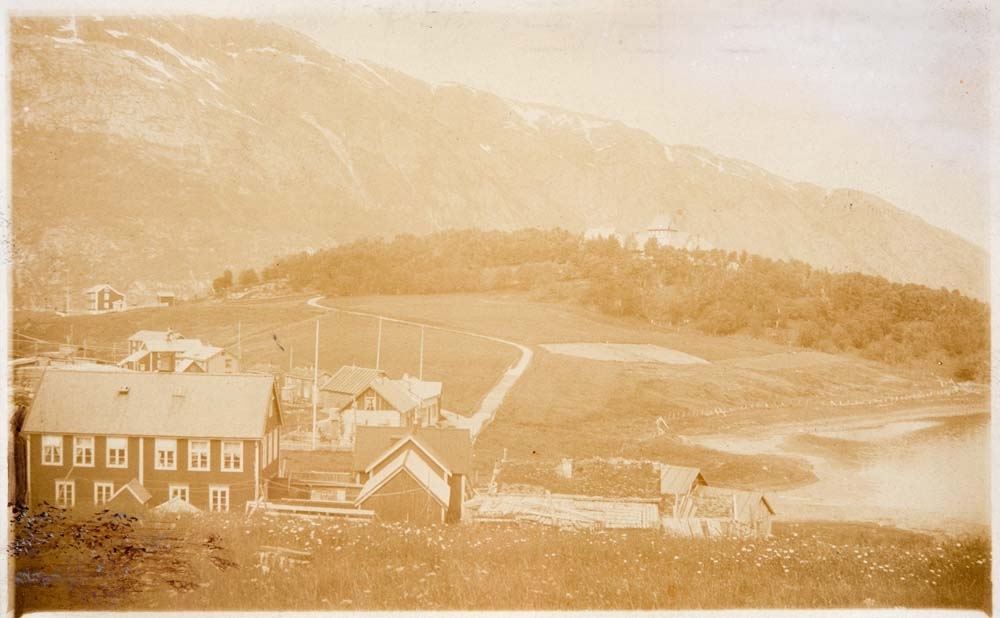 Postkort med oversikt over Vefsn folkehøgskole (Toppen) og nærliggende bygninger.