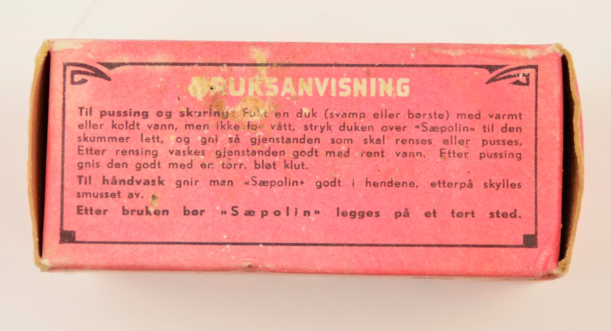 Såpe i original emballasje. Såpa er lyd og tung. Emballasjen er i papp, rosa botnfarge med kvit og svart tekst og teikning, m.a. norske flagg.