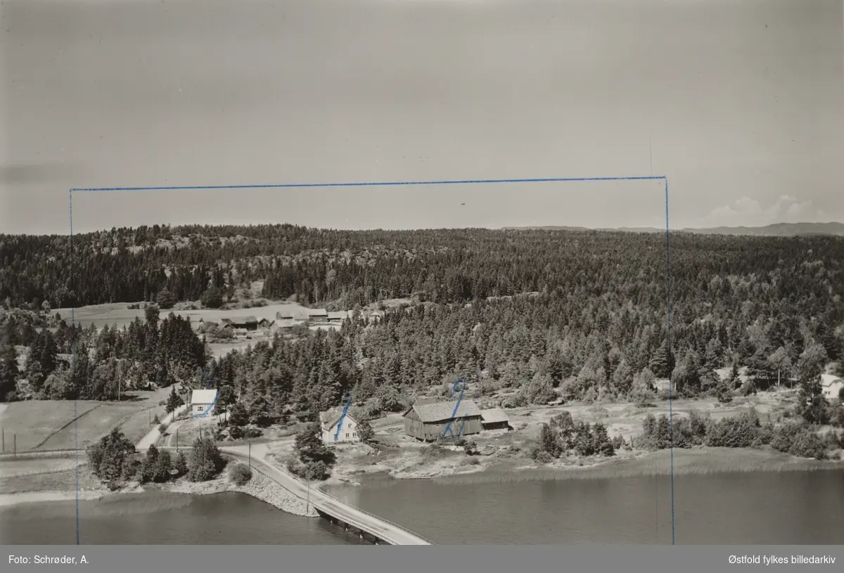 Flyfoto fra Ringnes gård i  Moss  26. juni 1959. I forkant Rødsbruka, er dette Rødsund bru?