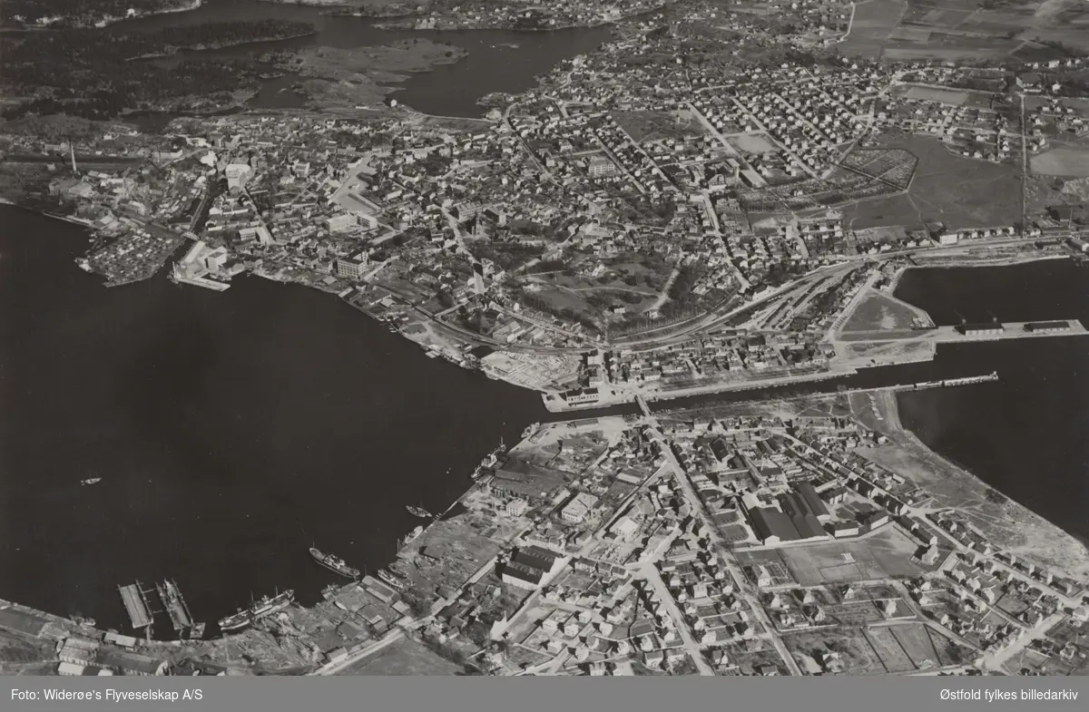 Oversiktsbilde av Moss sentrum, Jeløy og Kanalen . Flyfoto ca. 1937 ...