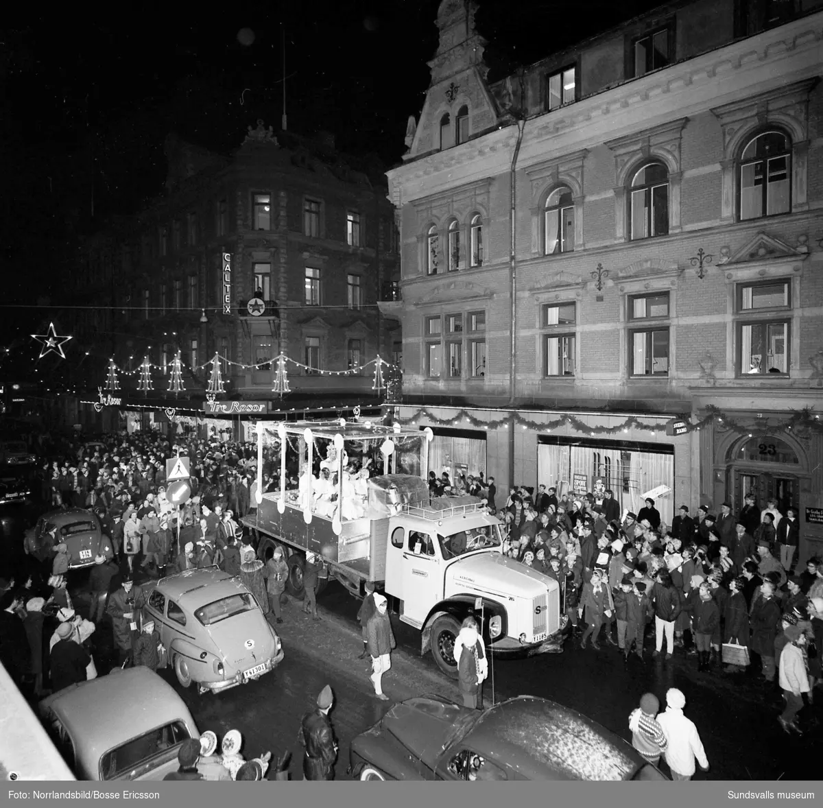 Luciakortege på lastbilsflak 1963 på Storgatan.
