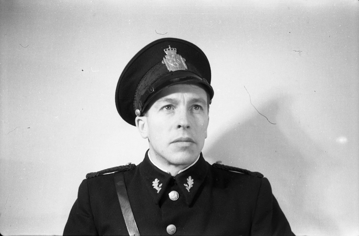 Portrett av Martin Eggan, lensmannsbetjent i Østre Toten fra ca. årsskiftet 1945/1945 til og med Juli 1976.