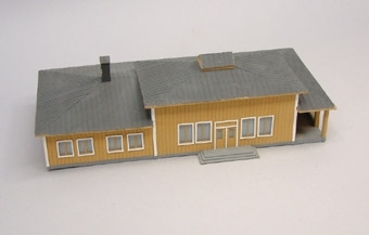 Modell av Älvsjö station, trolig skala 1:87 då den förmodligen har tillhört modellen av sträckan Södra stn - Älvsjö där även en modell av Årstabron ingick.
Se även JVMF17670:1 Södra Station.