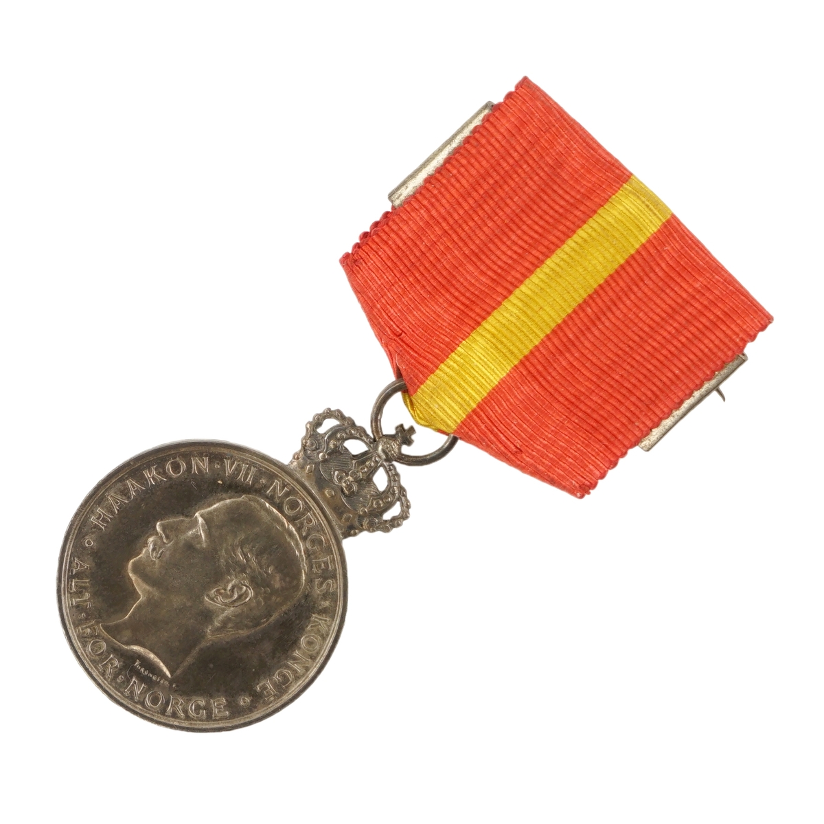 Sølvmedalje med krone festet i et tekstilbånd med festenål