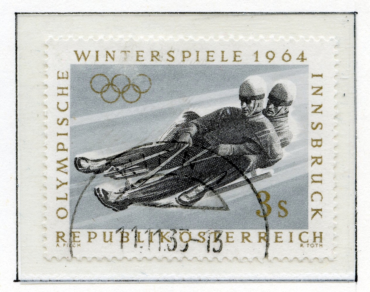 Syv frimerker fra De IX Olympiske vinterleker i Innsbruck 1964, montert på en A4 side. Frimerkene har alle de olympiske ringer og har øvelsene som tema: Alpint, langrenn, skihopp, kunstløp, ishockey, aking og bobsleigh.