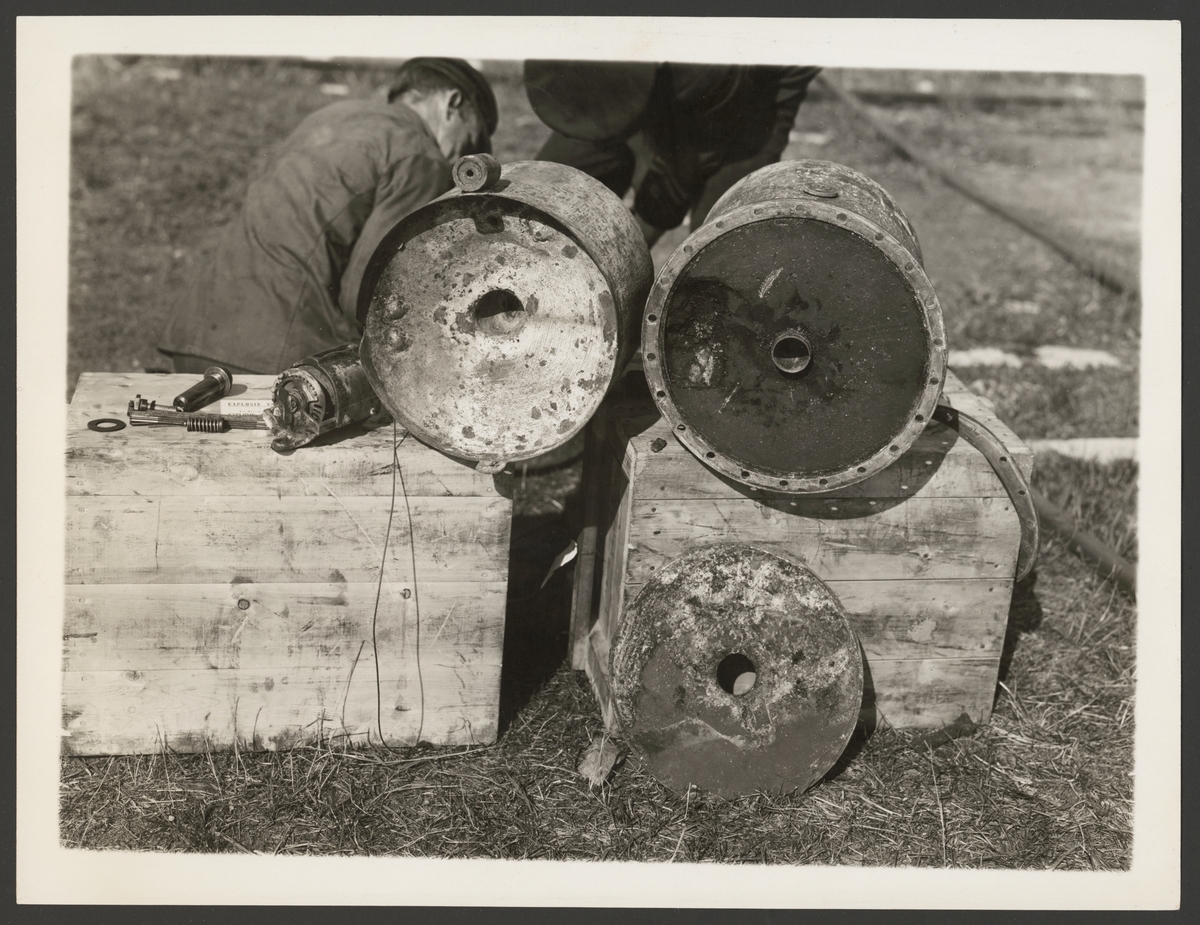 Bildserie som dokumenterar desarmeringen av en tysk tillverkad sjunkbomb som hittades 1936 vid Hasslö av besättningen från trålaren "Försten.