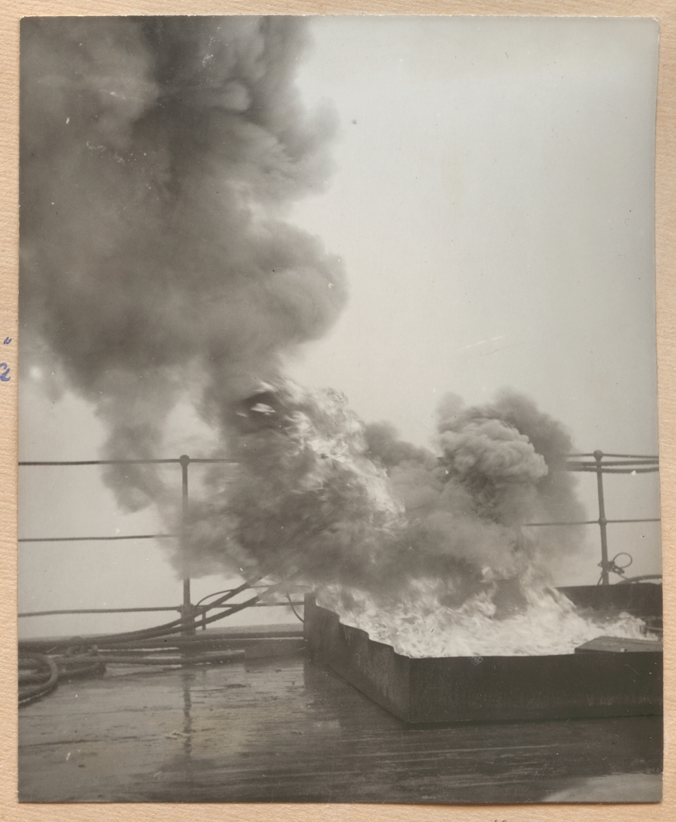 På bilden syns en brinnande balja på däck av pansarskeppet Wasa under en brandövning.