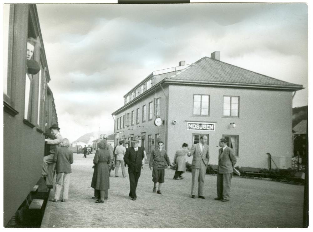 Personer på perongen ved Mosjøen Jernbanestasjon. Påsken 1971.