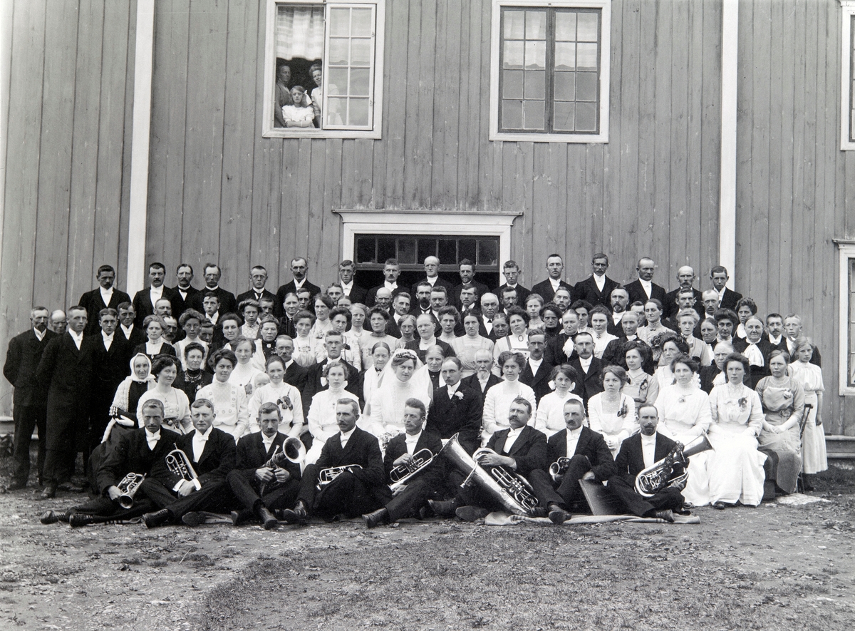 Nordre Lund gård, Furnes. Gruppe bryllupsgjester, musikere, blåseinstrumenter. Bildet er tatt ca. 1910.