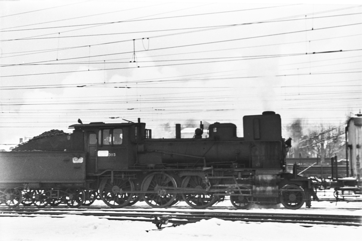Damplokomotiv type 27a nr. 303 på Hamar stasjon.