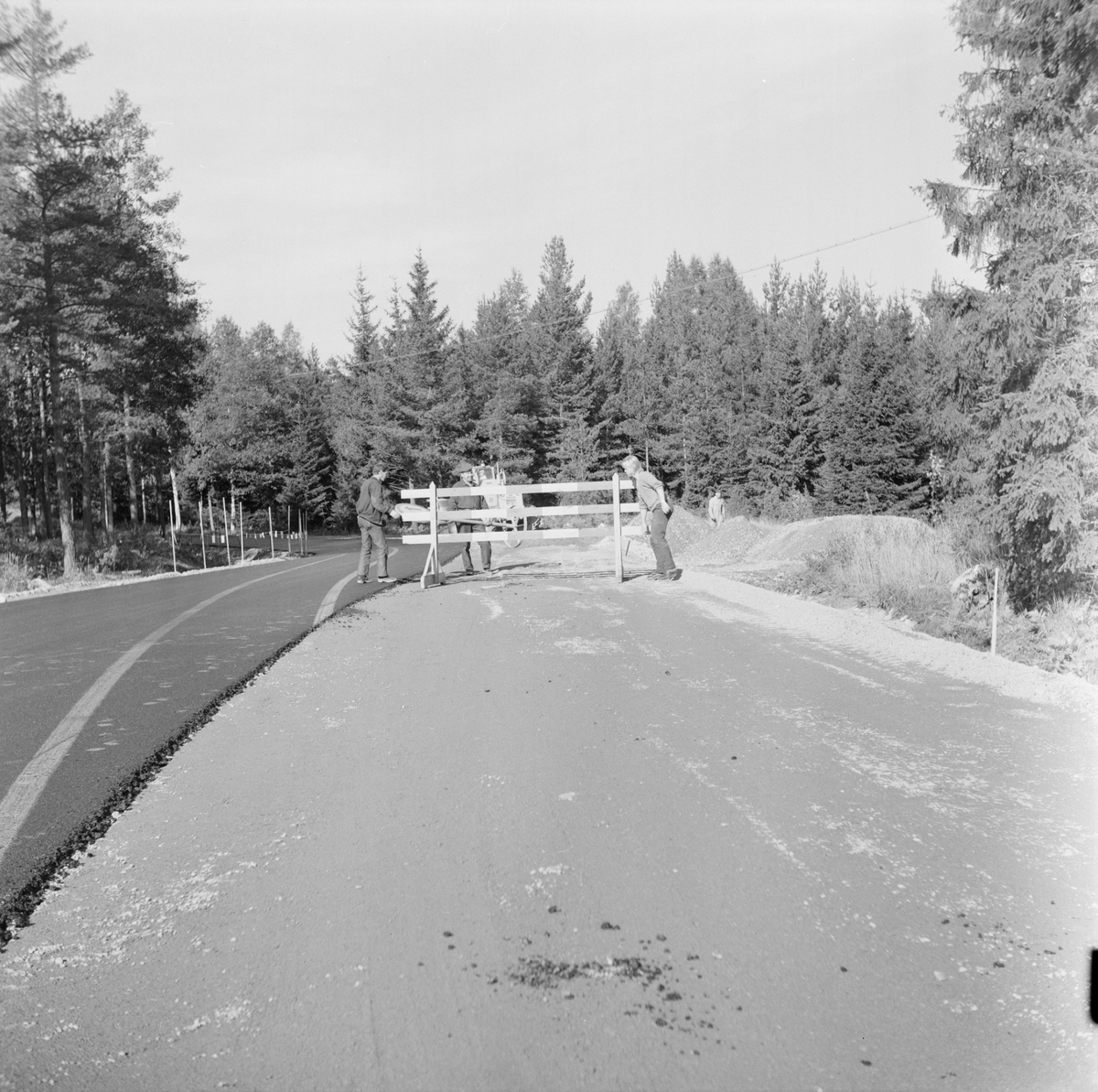 Rakare väg går söder om Lövstabrukspassagen, Österlövsta socken, Uppland, september 1971