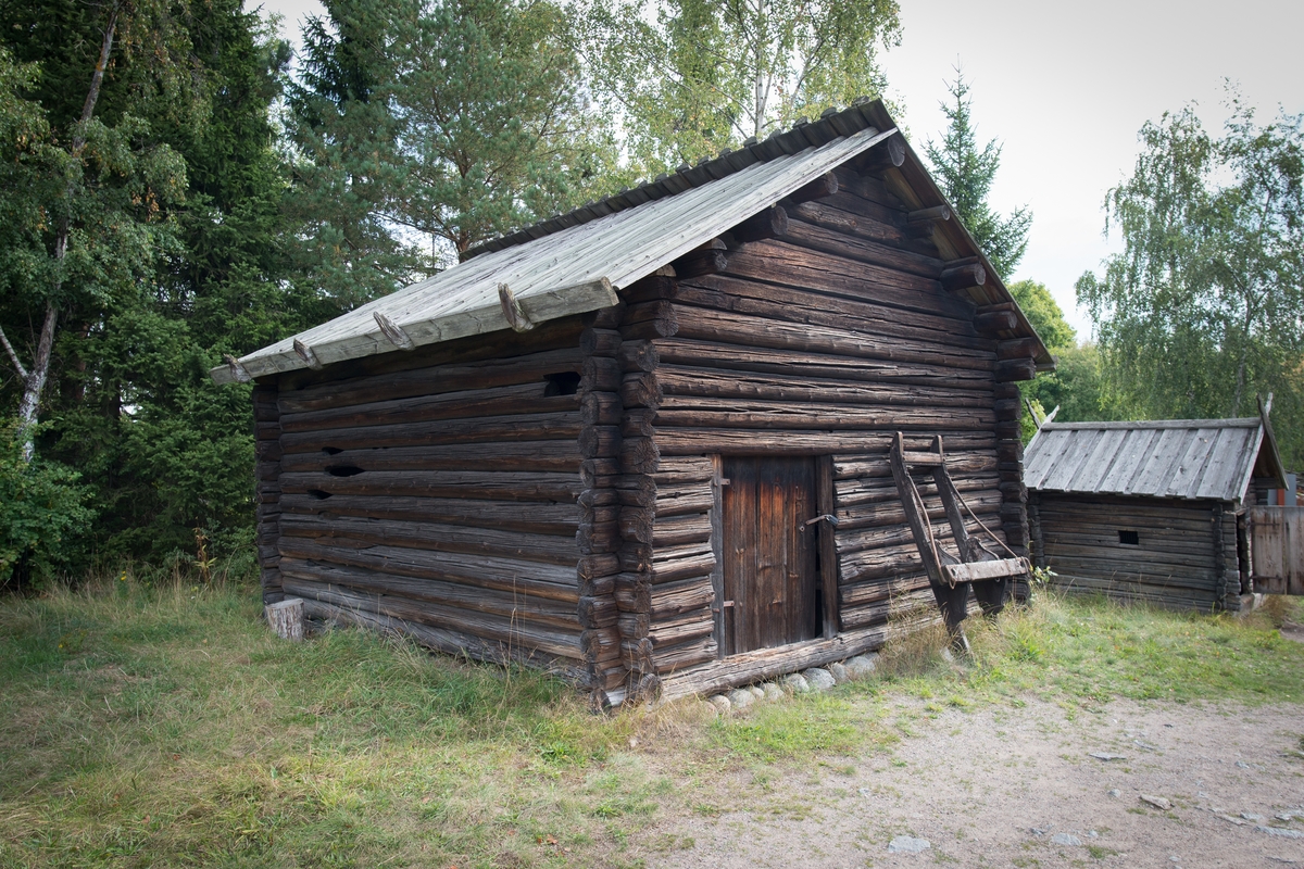 Smedjan på Älvrosgården är timrad i en våning. Smedjan har ett sadeltak; ett sågat brädtak med bottnar av bräder och lock av bakar/halvklovor.

Smedjan flyttades till Skansen 1915 från Älvros socken, Härjedalen.