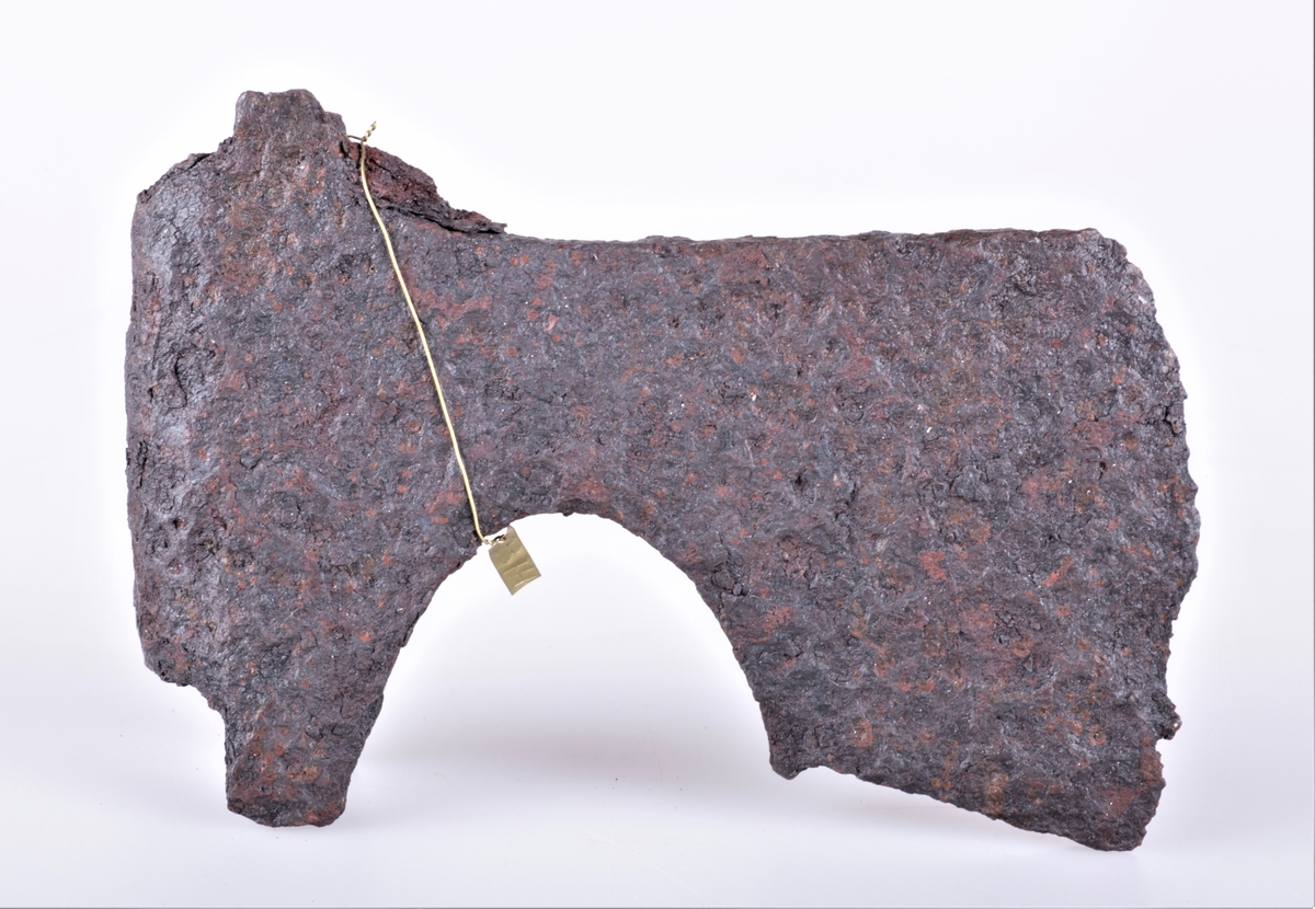 Øks av jern fra middelalder