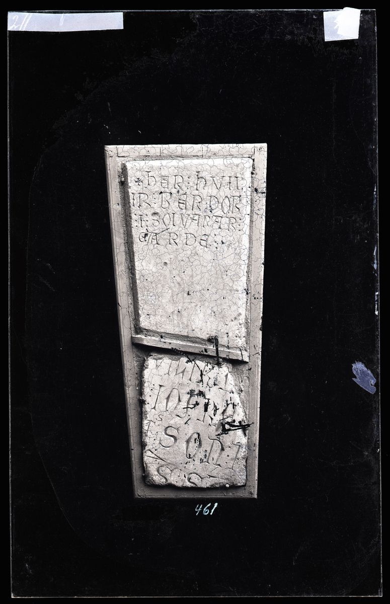 Middelalderske (1300-talls) gravstein fra Nidarosdomen. 

Tekst på øverste stein i majuskebokstaver: + HER : HVILIR : BERDOR : I : SOLVAAR : GARDE

"Her kviler Berdor i Solvorgarden"