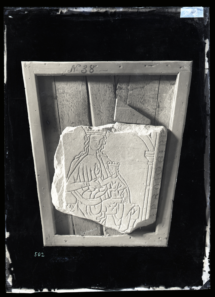 Middelaldersk (1300-talls) gravstein fra Nidarosdomen. Fragmentet er dekorert med Maria og Jesusbarnet på en trone. 

Tekst: : PRO : ME : PA....

"...for meg Pa(ter noster)