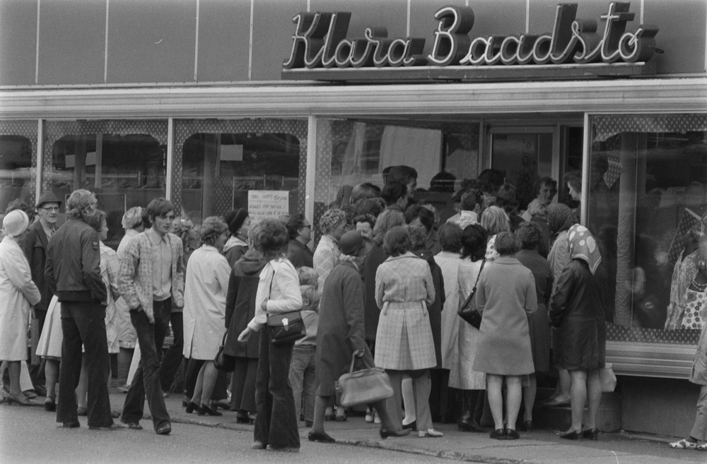 Salg på klesforretningen til Klara Baadstø høsten 1972, lang kø.