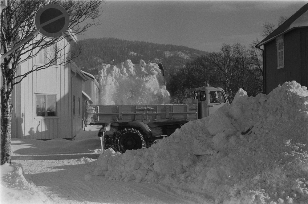 Snørydding i C.M.Havigsgt. Lastebil og frontlaster i krysset Havigsgt/Torolfsgt. På det ene bildet ser vi takras fra ungdomslokalet.