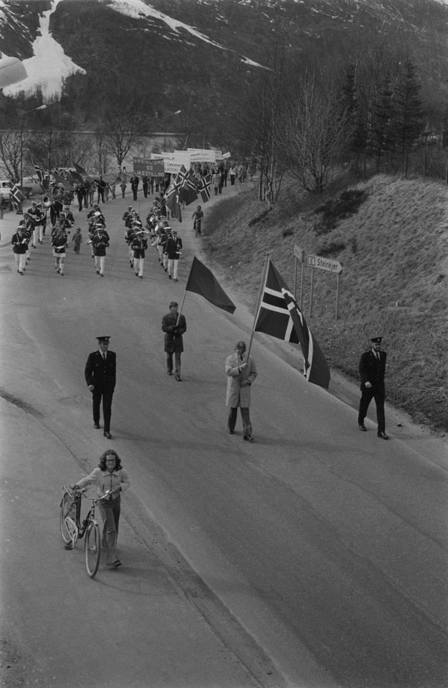 1.Mai-tog i Mosjøen 1975, her i Vefsnvegen ved Jernbaneundergangen.
