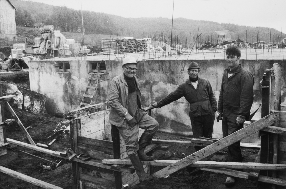 Byggevirksomhet i Leirfjord. Tre menn ved byggeplass.