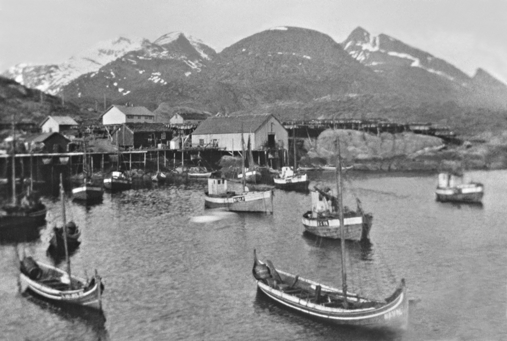 Dimmerdalen, åttringen til Edvind Dimmerdal i Tind i Lofoten 1932, bak ligger skøyta til Karl Hundåla.