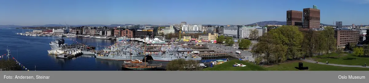 Panorama, byprospekt, utsikt, fjord, byggevirksomhet, havn, skip, båt, Akershus Festning, Rådhuset, containere, kran