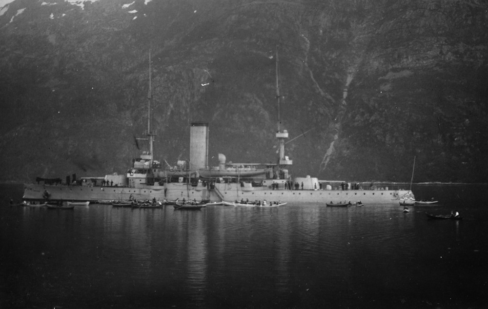 Panserskipet "Harald Haarfagre" på 3 920 tonn besøker Mosjøen et år etter unionsoppløsningen.