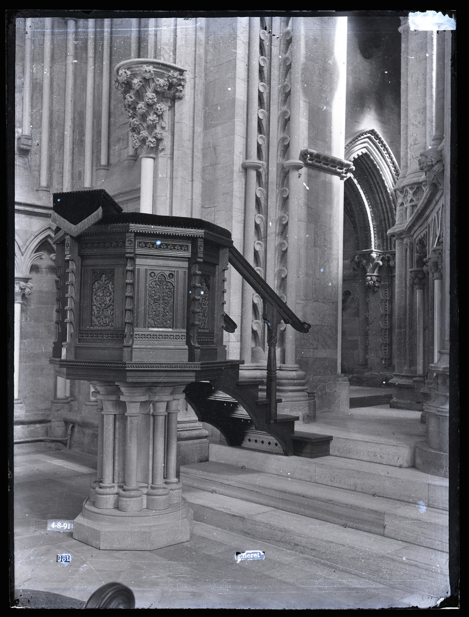 Prekestol ved høykoret i Nidaros domkirke. Prekestolen var en gave fra arkitekt Christie. Senere flyttet lengre mot vest.