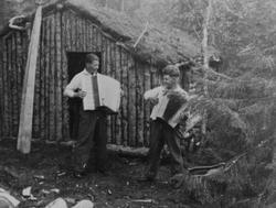 Utenfor hytta i Oladalen, sommeren 1943. Med trekkspill, fra