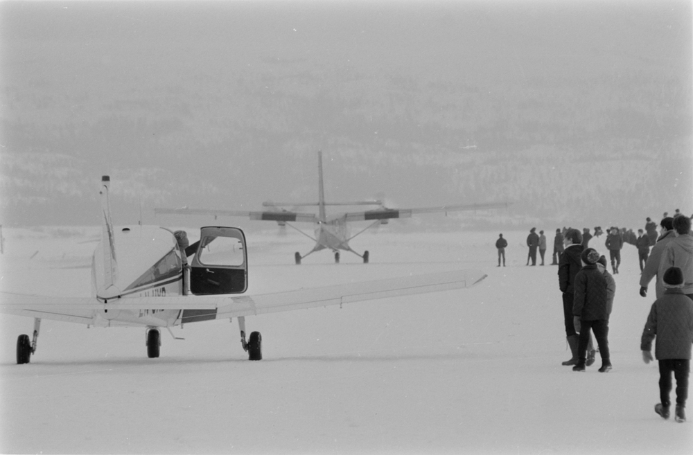 Flystevne på Fustvatn, islagt vann.
Fly og publikum på isen.