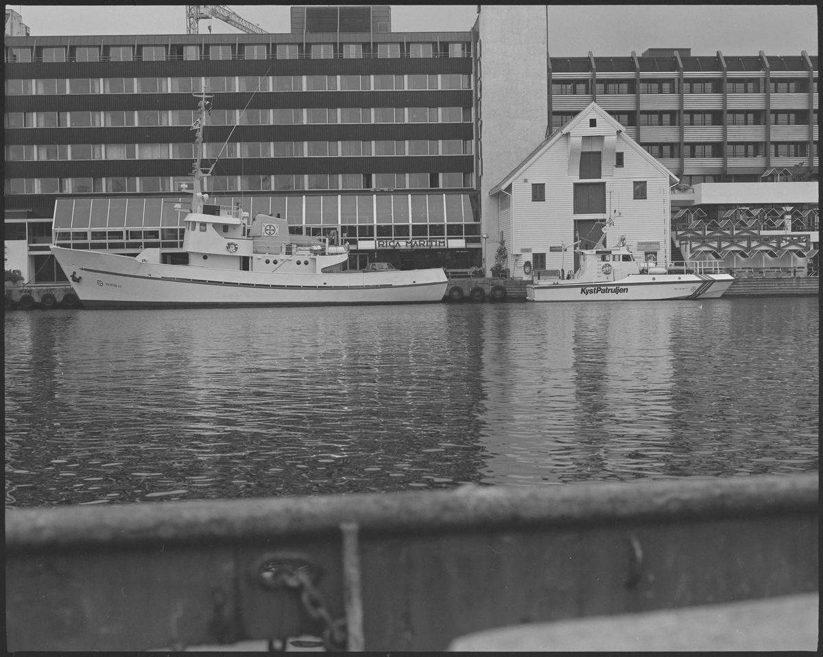 Redningsselskapets båter "Håkon VII" og "Odd Fellow II" utenfor Maritim Hotell i Haugesund.