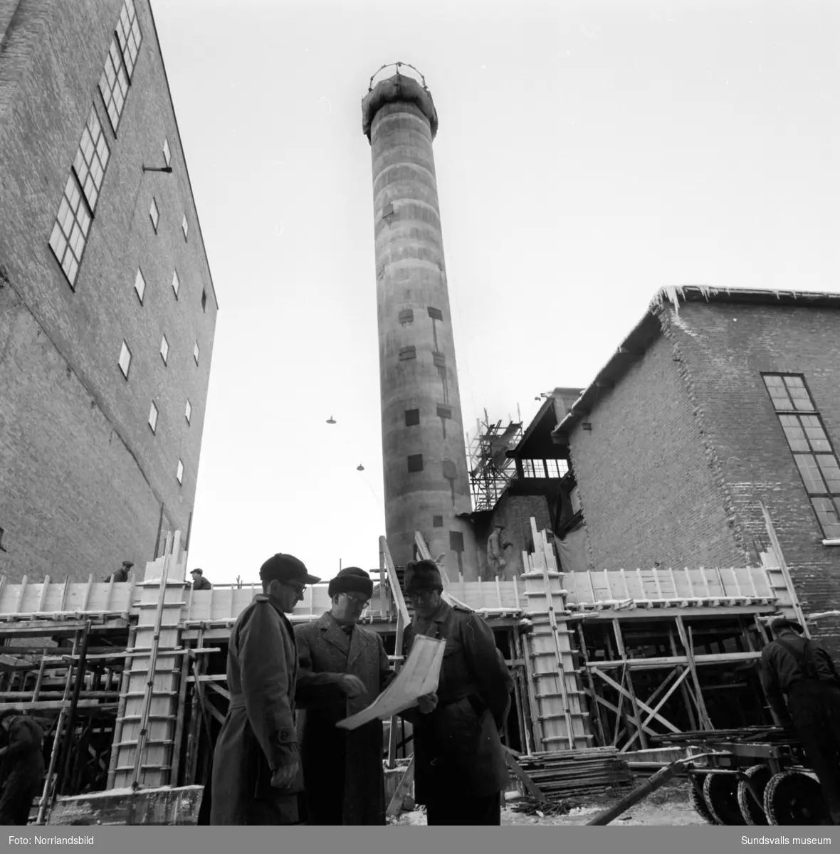 Pågående bygge av ett ångpannetorn på Östrandsfabriken.