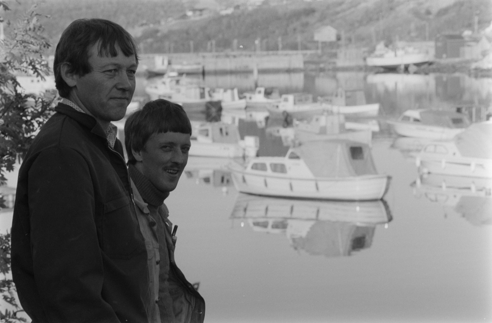 Småbåthavna i Mosjøen 1979.
Til venstre Petter Jürgensen og ukjent  ved havna.