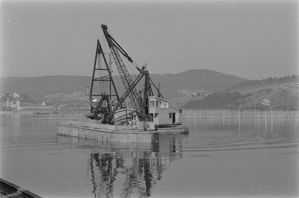 Småbåthavna i Mosjøen 1971.
Mudring, lekter, krane.
Pålgarden i bakgrunnen.