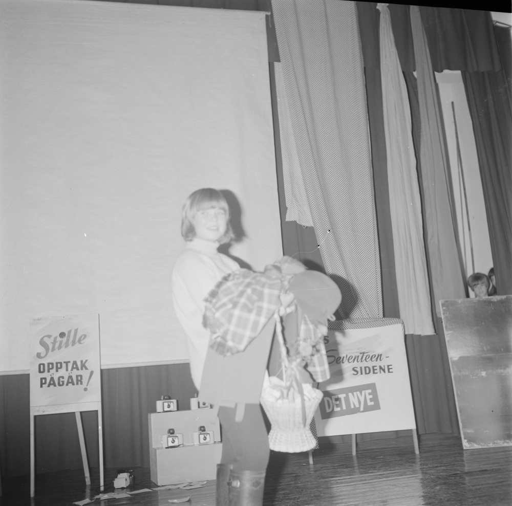 Seventeen showet i gammelkinoen i 1966.
En av de avbildede personene er Ingrid Skotnes.
(Foto:Grete)
