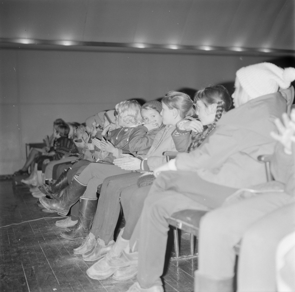 FN-dagen, folkeskolen har arrangement i kinoen. Barn som underholder.
(Foto:Grete)