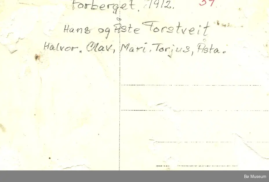 Familiefoto av Hans og Åste Torstveit, tatt på Forberg i 1912.  Barna frå v:  Halvor (Habben), Olav, Mari, Torjus og Åsta.  Familien tok seinare over på Torstveit.