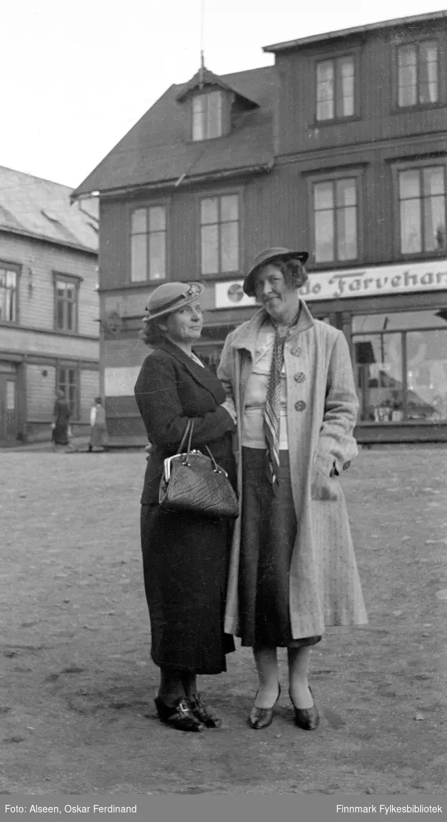 Lærerne i Vestervågen i Vardø, ca. 1937. Fra venstre: Anna Valla og Aslaug Alseen. "Vardø Farvehandel" i bakgrunnen.