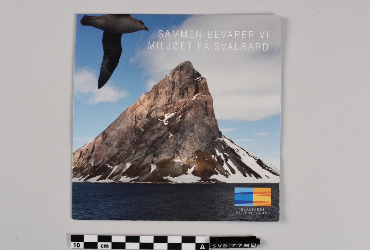 Folder laget av litt tykkere papir. Det er et avlangt rektangulært ark som er brettet to ganger, slik at det oppstår tre like store deler. Det er foto, trykt tekst og Svalbard Miljøvernfond sitt logo på begge sider.