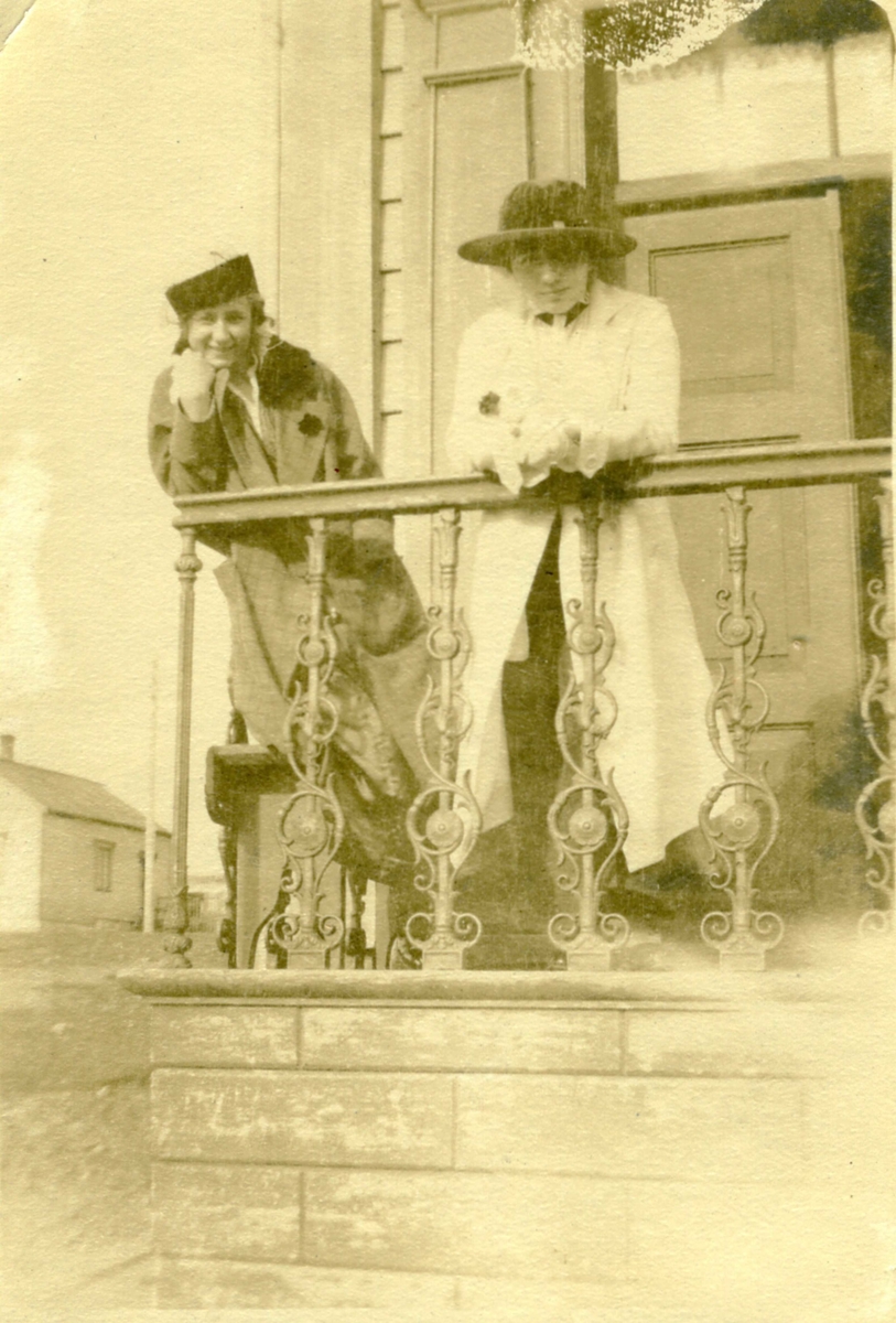 Frk Grener og Mathilde Esbensen på trappa til Esbensengården i 1916.
